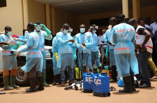 Ebola : pourquoi le nombre de cas risque d'exploser en un mois 